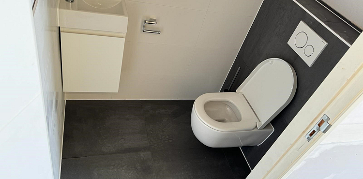 Afbouwen toiletten bedrijfsunit