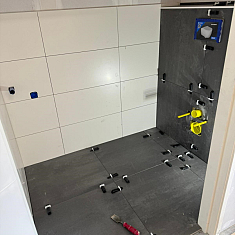 Afbouwen toiletten bedrijfsunit